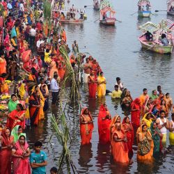 Devotos hindúes ofrecen oraciones al sol con motivo del festival 'Chhath Puja' a orillas del río Narmada en Jabalpur, India. | Foto:UMA SHANKAR MISHRA / AFP