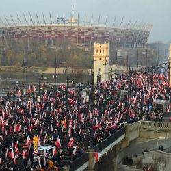 La gente agita las banderas nacionales de Polonia durante una marcha para celebrar el Día de la Independencia Nacional de Polonia en Varsovia.  | Foto:Adam Chelstowski / AFP