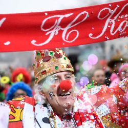 Una persona celebra el inicio de la temporada de Carnaval en Colonia, al oeste de Alemania. | Foto:INA FASSBENDER / AFP