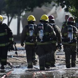 Unas 14 dotaciones de bomberos combatieron un incendio en una fábrica química que generó una nube tóxica en la localidad bonaerense de Berazategui, informaron fuentes de bomberos voluntarios de esa localidad. | Foto:Télam/Alfredo Luna