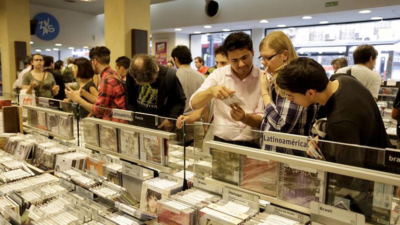 Con circuitos por barrios, novedades y descuentos, vuelve la Noche de las Disquerías | Perfil