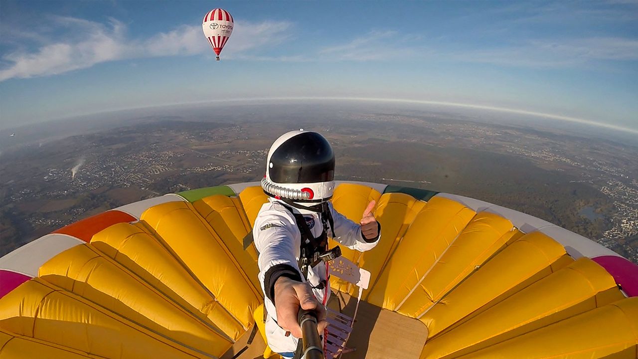 Esta foto selfie muestra al globero francés Remi Ouvrard intentando establecer un récord mundial al situarse en la cima de un globo aerostático para el Teletón a más de 3637 metros de altura, en Chatellerault, al oeste de Francia. | Foto:REMI OUVRARD / AFP