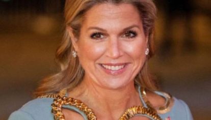 Máxima de Holanda lució un audaz vestido celeste con transparencias y cortes