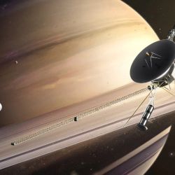 Se acercó a 18. 640 km.  de Saturno y, así, pudo observar por primera vez actividad volcánica fuera de la Tierra