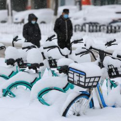 En la foto se ven bicicletas cubiertas de nieve en Shenyang, en la provincia nororiental china de Liaoning. | Foto:AFP