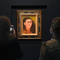 Un grupo de personas observa el último autorretrato "Diego y yo" de Frida Kahlo en Sotheby's en Nueva York. | Foto:ANGELA WEISS / AFP