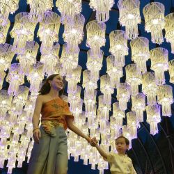 Imagen de personas visitando un espectáculo previo al Festival Internacional de Linternas y Alimentos de Tailandia, en Muangboran, en la provincia de Samut Prakan, Tailandia. | Foto:Xinhua/Rachen Sageamsak