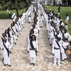 Seguidores de Amadou Bamba cantan en formación durante las celebraciones del aniversario de su regreso del exilio en Dakar, Senegal. | Foto:JOHN WESSELS / AFP