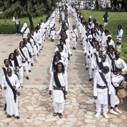 Seguidores de Amadou Bamba cantan en formación durante las celebraciones del aniversario de su regreso del exilio en Dakar, Senegal. | Foto:JOHN WESSELS / AFP