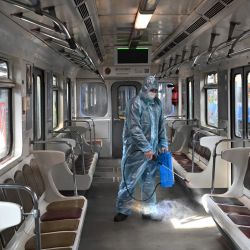 Un empleado con traje de protección desinfecta un vagón de metro en Kiev, en medio de la actual pandemia de la enfermedad por coronavirus (Covid-19). | Foto:SERGEI SUPINSKY / AFP