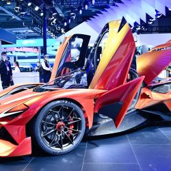 Un automóvil de carreras de nueva energía de la marca Apollo es exhibido durante la IV Exposición Internacional de Importaciones de China, en Shanghai, en el este de China. | Foto:Xinhua/Li Xiang