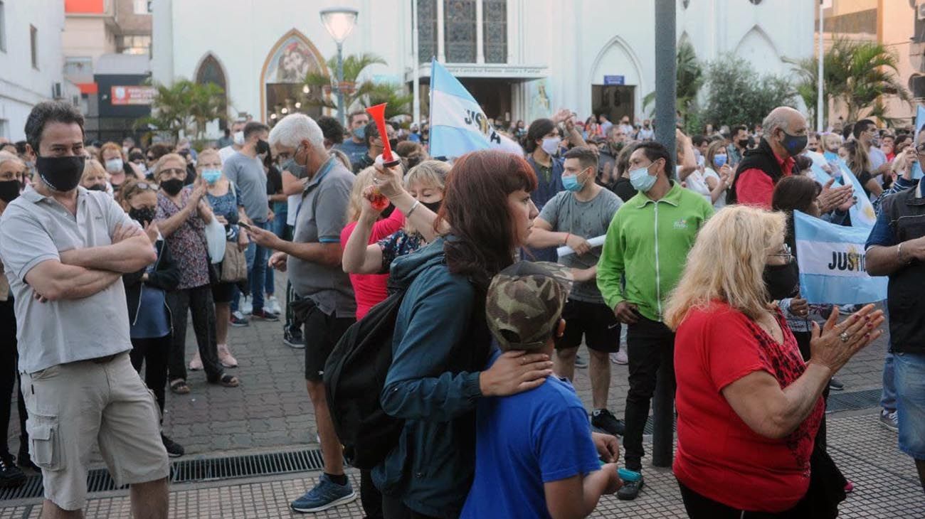 marcha de cientos de vecinos en reclamo por la inseguridad