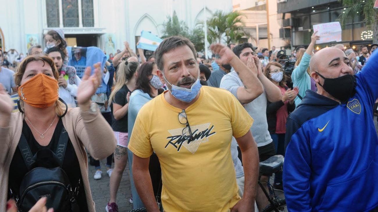 marcha de cientos de vecinos en reclamo por la inseguridad