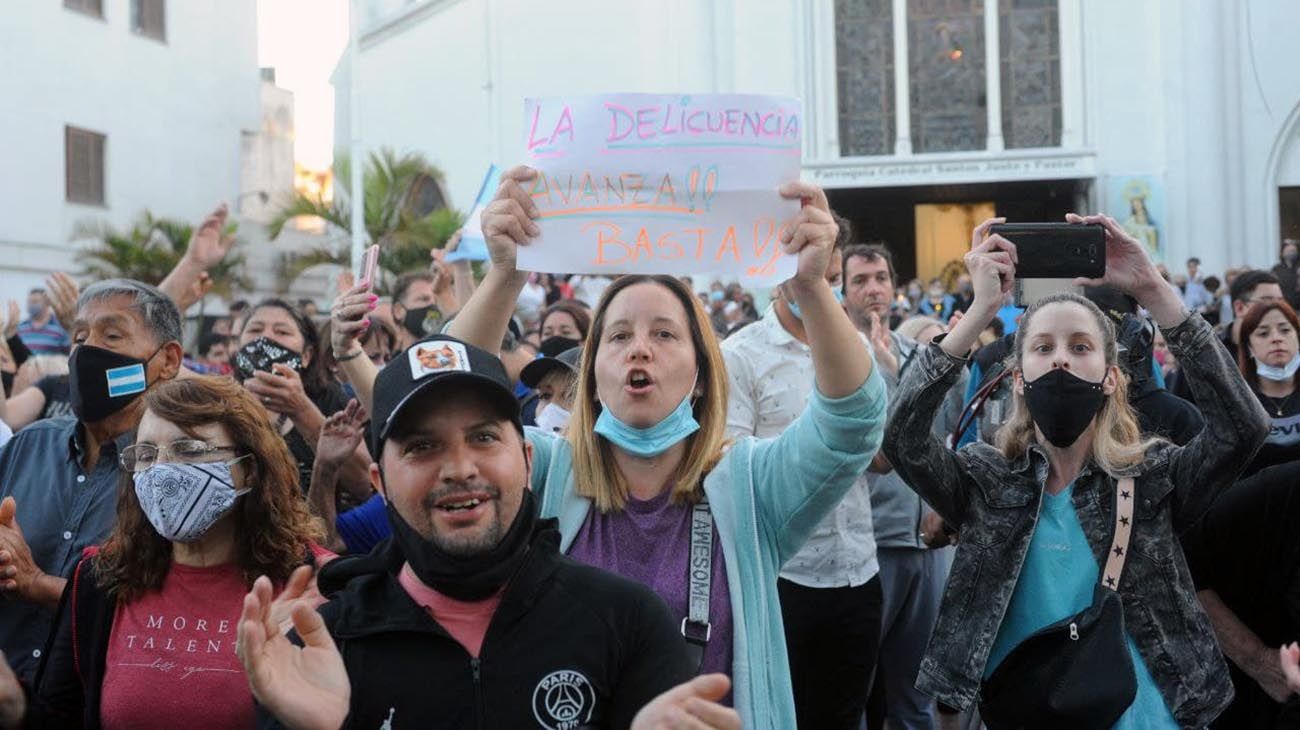 marcha de cientos de vecinos en reclamo por la inseguridad