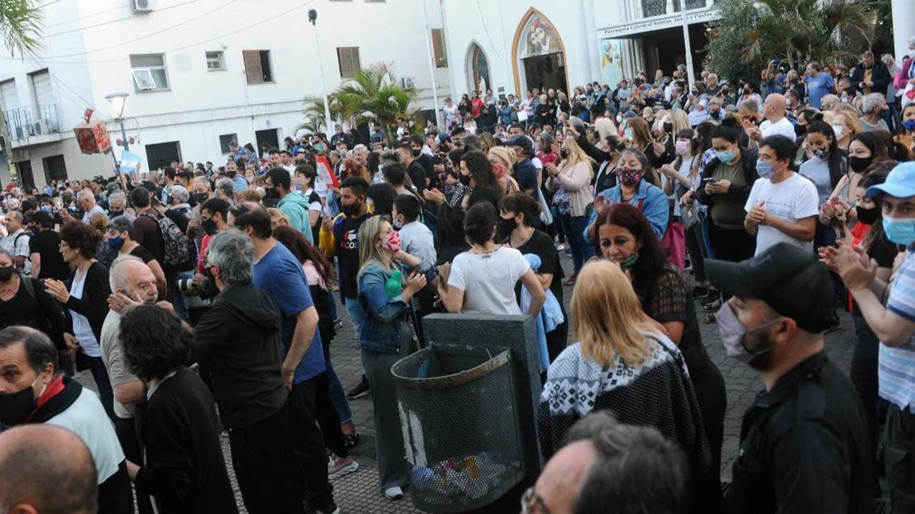 marcha de cientos de vecinos en reclamo por la inseguridad