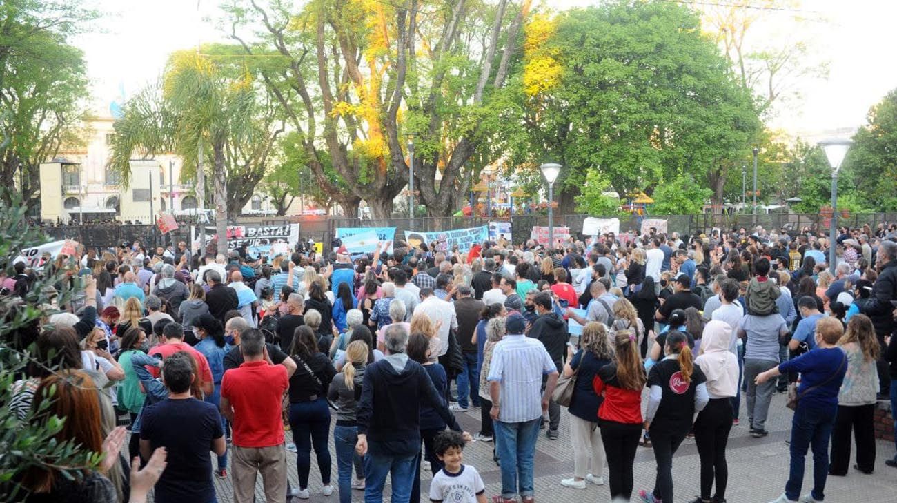 marcha de cientos de vecinos en reclamo por la inseguridad