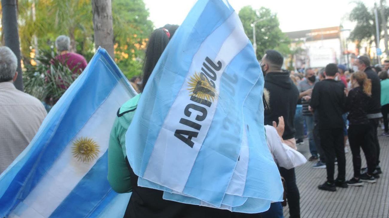 marcha de cientos de vecinos en reclamo por la inseguridad