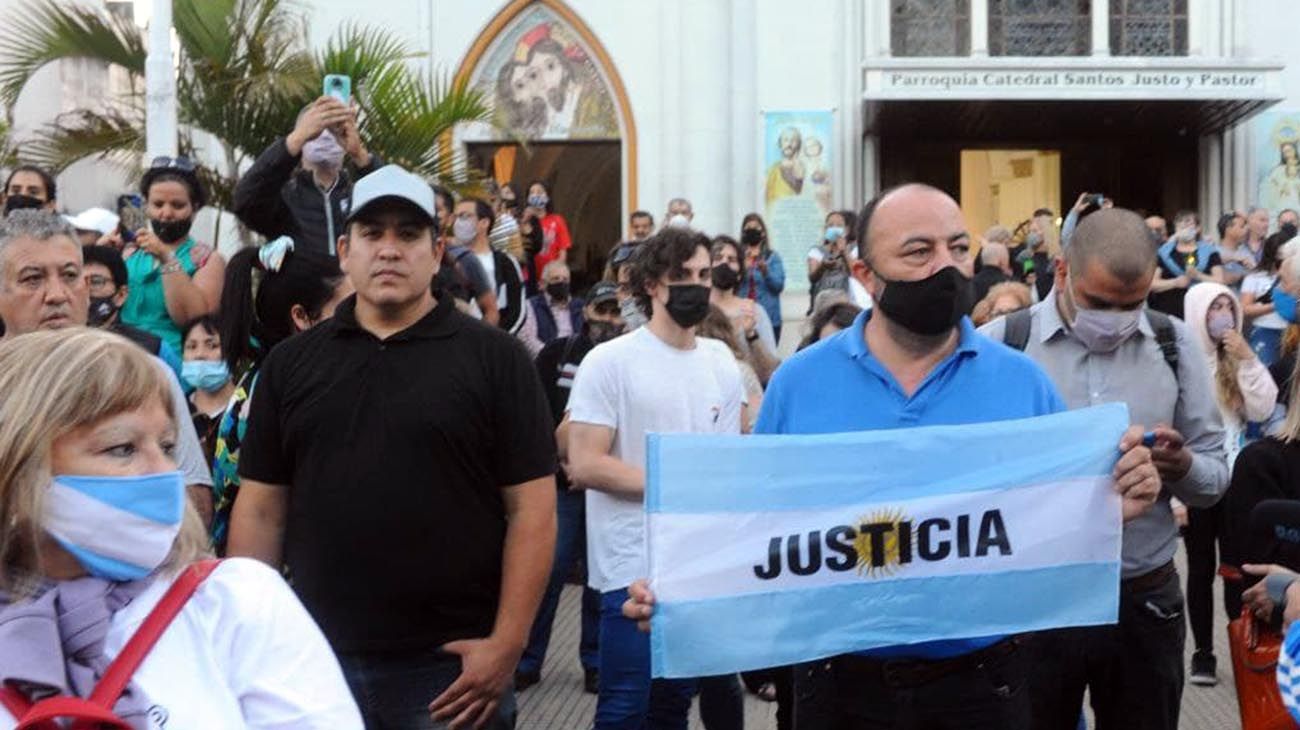 marcha de cientos de vecinos en reclamo por la inseguridad