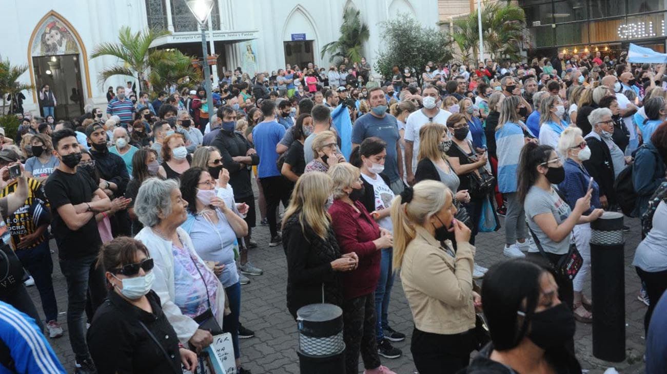 marcha de cientos de vecinos en reclamo por la inseguridad