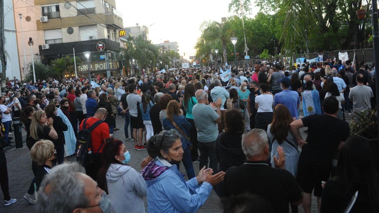 marcha de cientos de vecinos en reclamo por la inseguridad