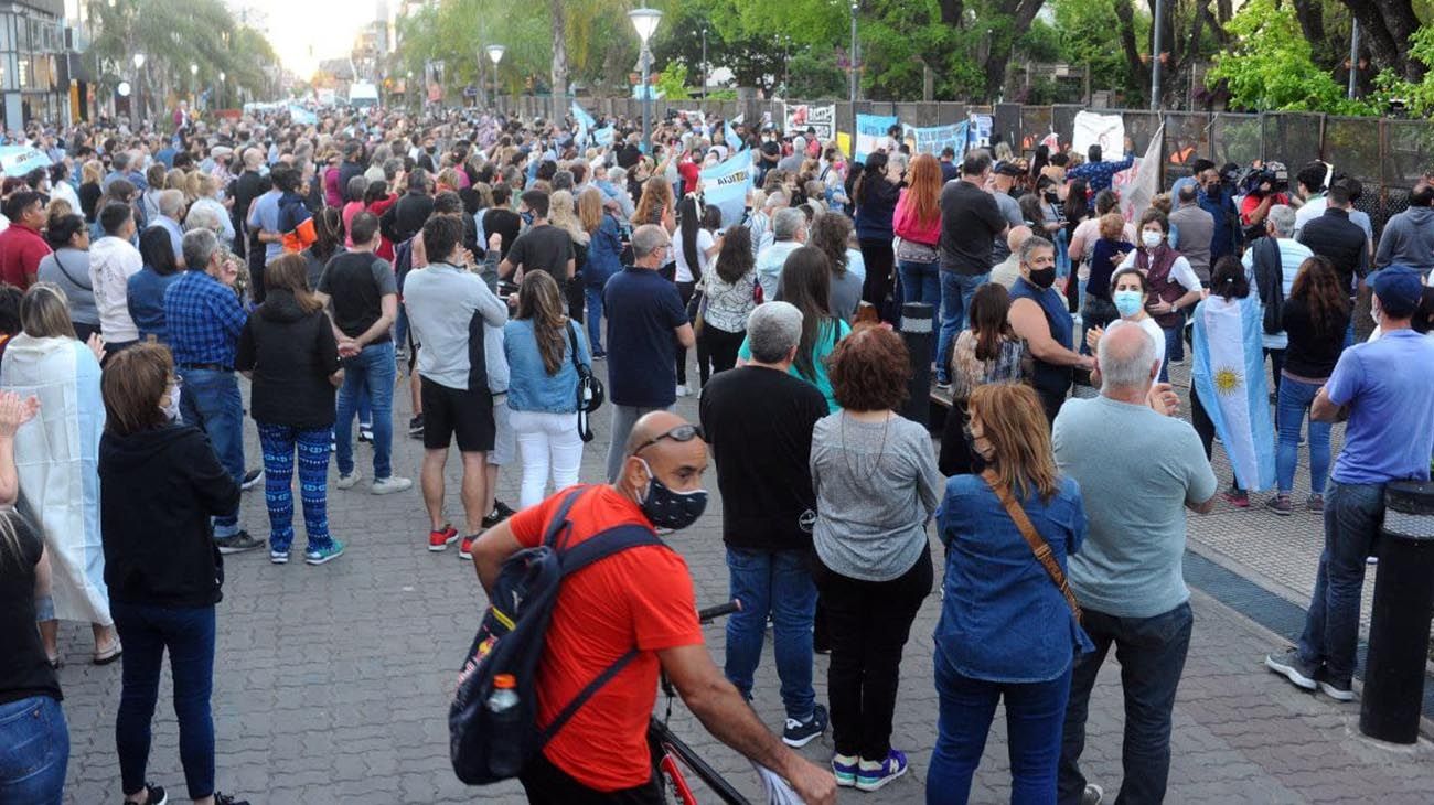 marcha de cientos de vecinos en reclamo por la inseguridad