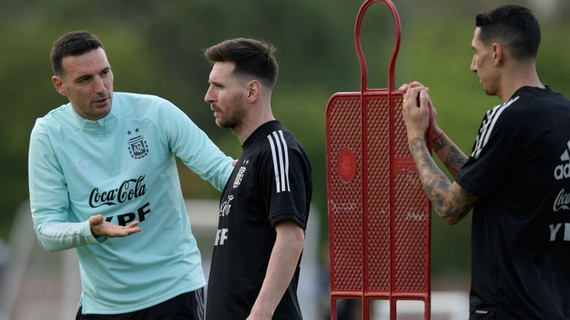 Argentina's coach Lionel Scaloni gives instructions to forward Lionel Messi, next to midfielder Ángel Di María, during a training session in Ezeiza, Buenos Aires, on November 9, 2021.