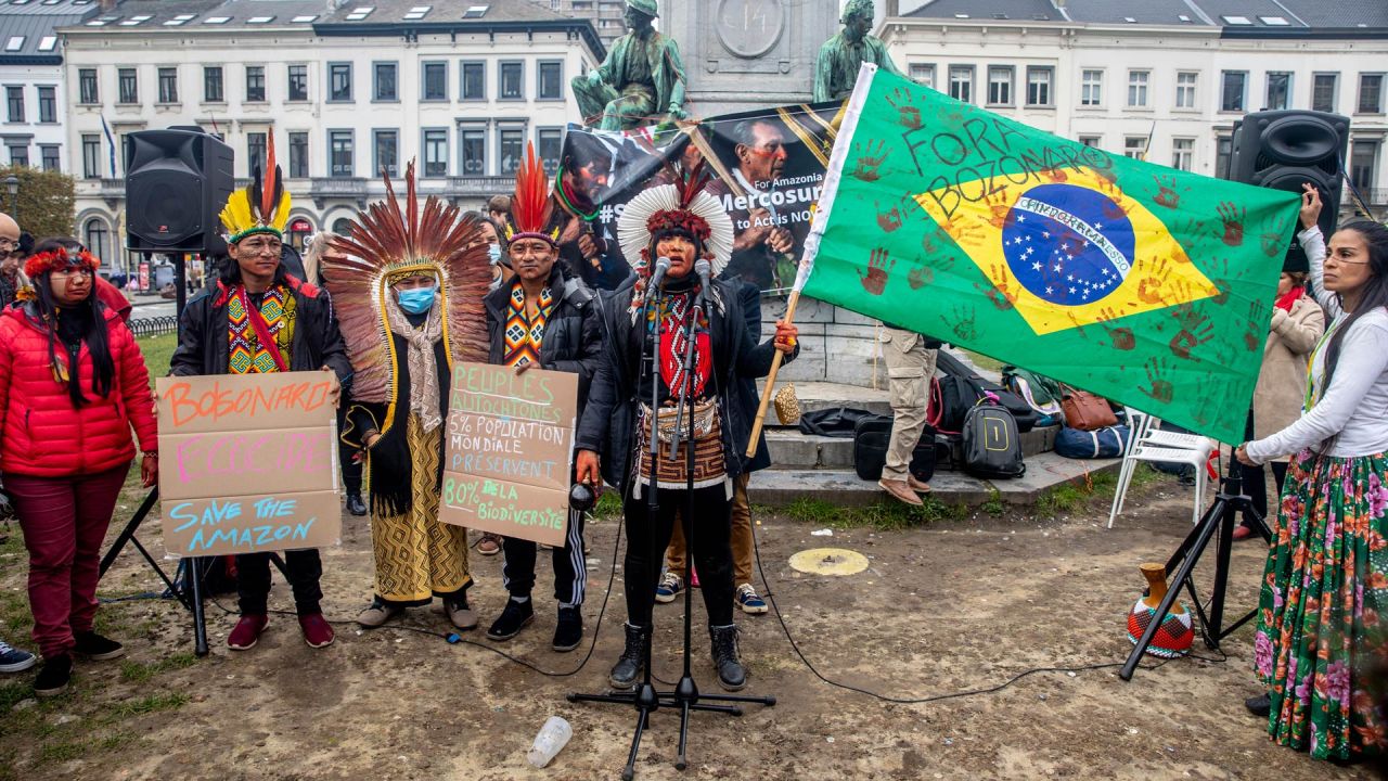 Manifestación contra el Mercado Común del Sur (MERCOSUR), en Bruselas, originada por 'Rise For Climate Belgium' y la 'Asociación Jiboiana', que trabaja con los pueblos indígenas para proteger la selva amazónica. | Foto:HATIM KAGHAT / Belga / AFP