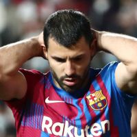 Aseguran que el Kun Agüero podría retirarse del fútbol por un problema en su salud