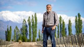 Asegura que el vino es más que vino y que cuenta una historia: “Quienes lo hacemos, nos expresamos a través de él”, explica.