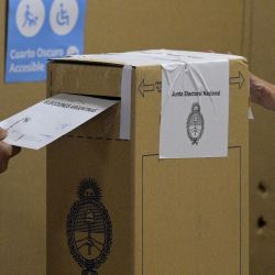 Un hombre deposita su voto durante las elecciones legislativas en un colegio electoral en Buenos Aires. | Foto:JUAN MABROMATA / AFP