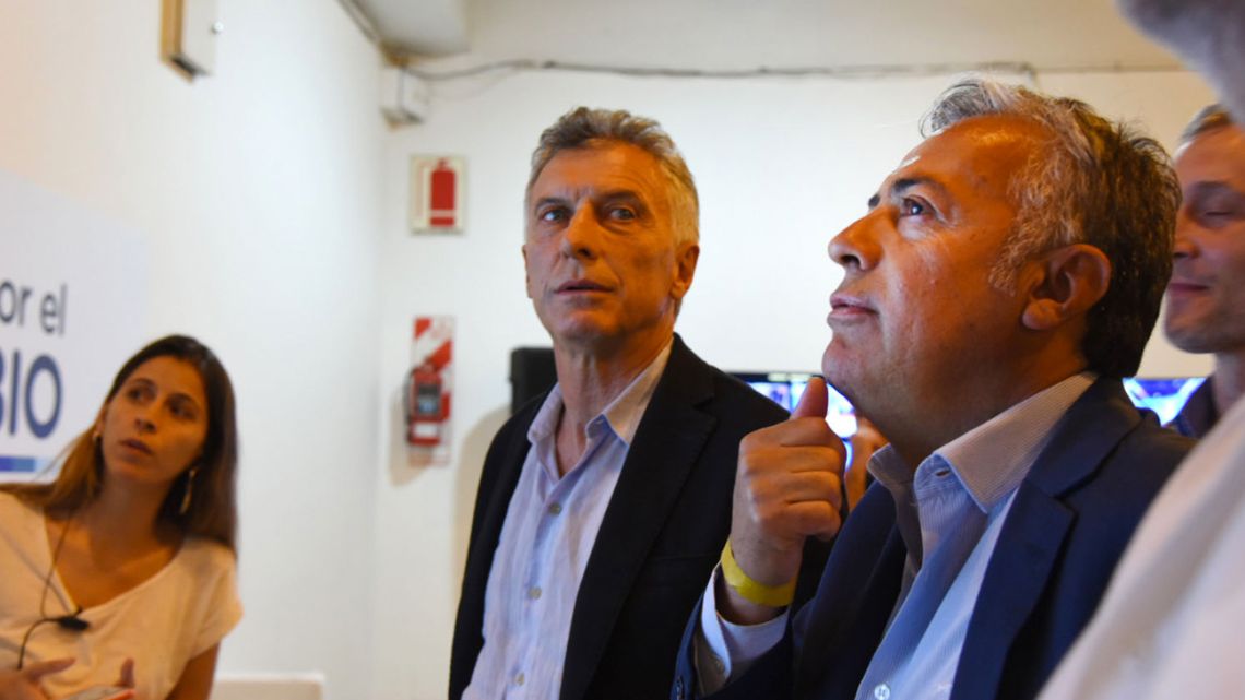 Former president Mauricio Macri (centre), pictured backstage at the Juntos por el Cambio bunker in Costa Salguero on election night 2021 alongside UCR (Unión Cívica Radical) leader Alfredo Cornejo.