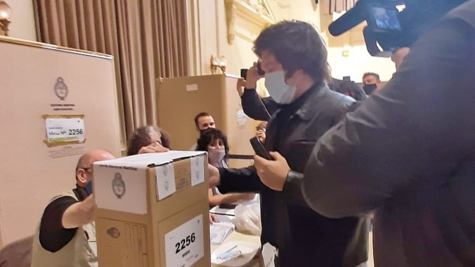 Javier Milei, votando en la UTN de Almagro.