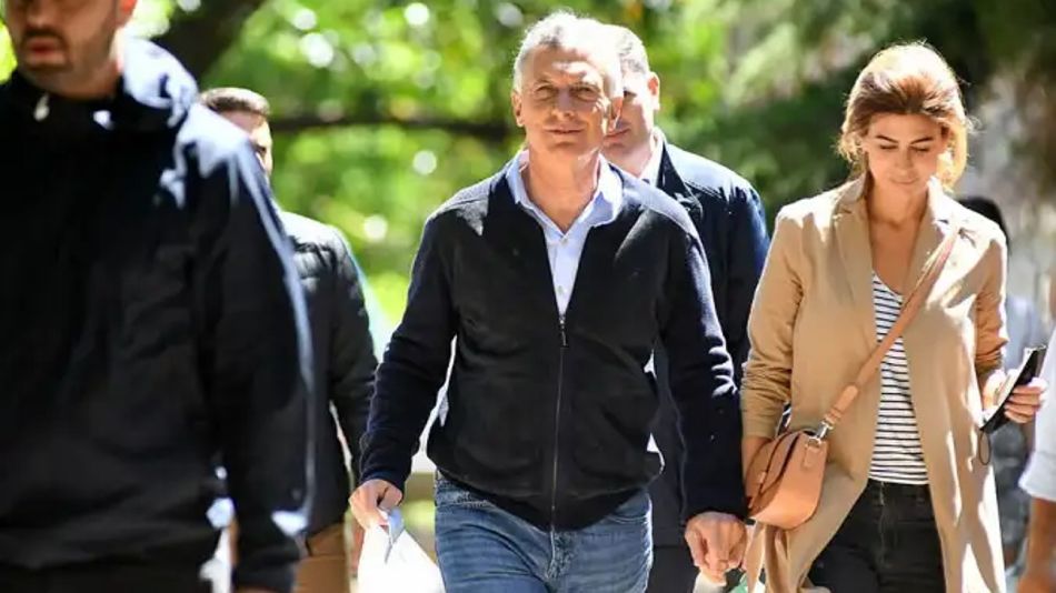 Mauricio Macri, llegando a votar junto a su esposa Juliana Awada.