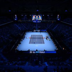 El italiano Matteo Berrettini sirve al alemán Alexander Zverev durante su partido de primera ronda de individuales en las Finales ATP en la sede del Pala Alpitour en Turín. | Foto:MARCO BERTORELLO / AFP