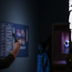Un turista toma fotografías de una exhibición en el Museo Nacional de China, en Beijing, capital de China. Una exposición especial presentando los preciosos grabados rupestres de Dazu ha sido inaugurada en el Museo Nacional de China. | Foto:Xinhua/Yin Dongxun