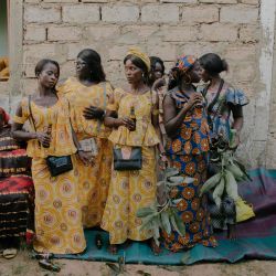 Unas mujeres beben durante una ceremonia de circuncisión diola en Bissau. - Los diola son un grupo étnico de África Occidental que vive en Gambia, el sur de Senegal y Guinea-Bissau. Según la tradición y normas específicas, los hombres deben ser circuncidados en su pueblo natal. | Foto:CARMEN ABD ALI / AFP
