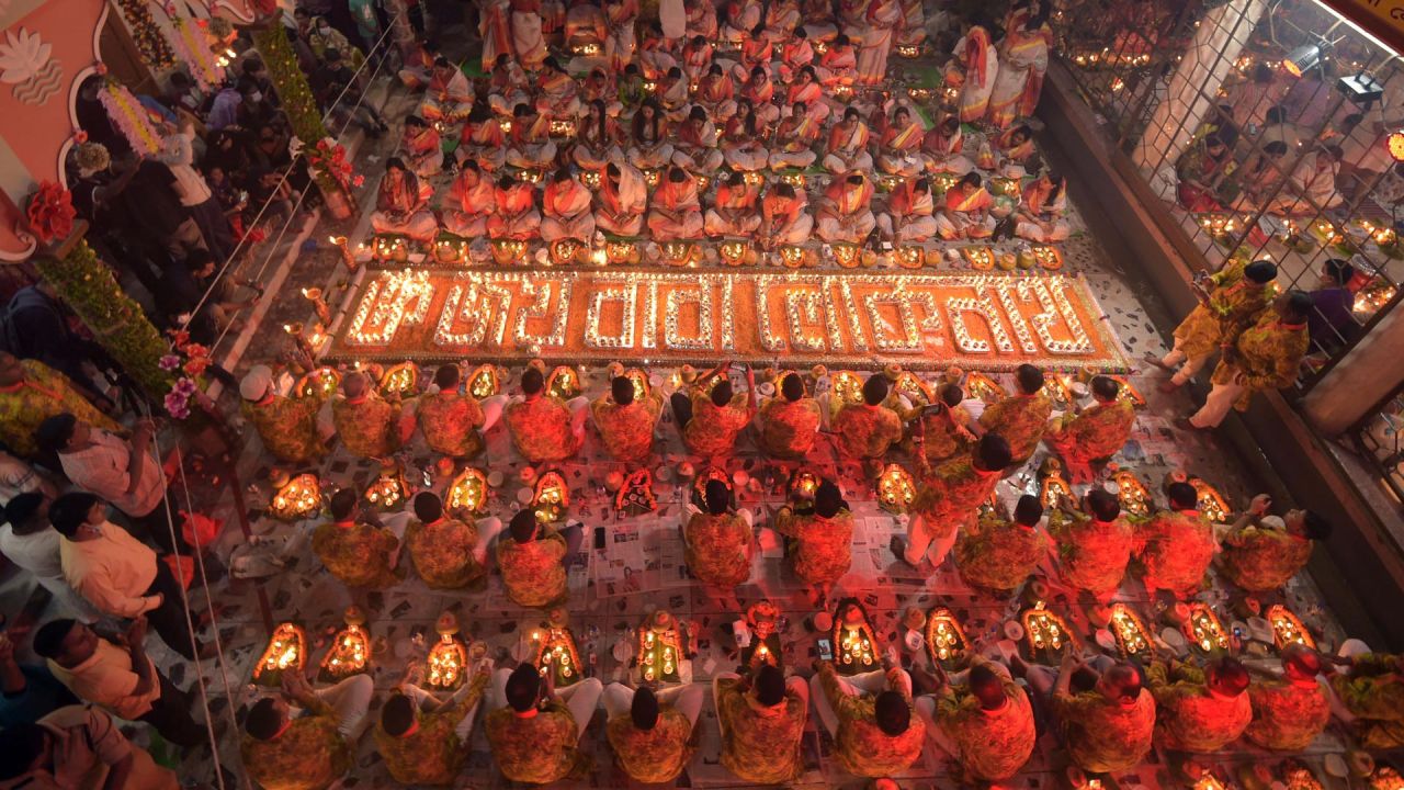 Devotos hindúes se sientan a orar con incienso y lámparas de aceite durante el Rakher Upobash, un festival religioso de ayuno, en un templo, en Dhaka, Bangladesh. | Foto:Xinhua/Str