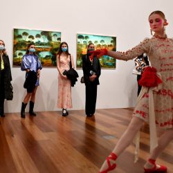 Una bailarina de ballet muestra un traje de la marca australiana Romance Was Born en la Galería Nacional de Victoria durante la Semana de la Moda de Melbourne. | Foto:William West / AFP
