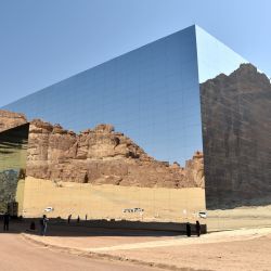 Imagen de personas visitando el edificio Maraya, en Al-Ula, Arabia Saudita. Esta obra, considerada una maravilla arquitectónica, fue reconocida a finales de marzo pasado por los Guinness World Records, como el edificio cubierto de espejos más grande del mundo. | Foto:Xinhua/Wang Haizhou