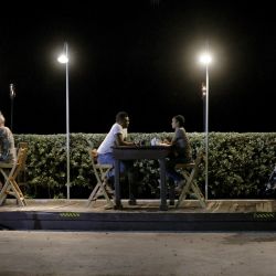 Personas cenando en un restaurante en Bridgetown, Barbados. | Foto:Joe Raedle/Getty Images/AFP