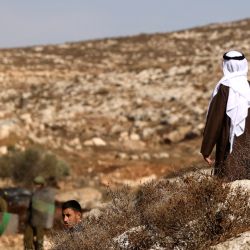 Un manifestante palestino levanta una bandera nacional mientras se enfrenta a las fuerzas de seguridad israelíes, durante una manifestación contra el establecimiento de puestos de avanzada israelíes en tierras palestinas, en Beit Dajan, al este de Nablus en la Cisjordania ocupada. | Foto:JAAFAR ASHTIYEH / AFP