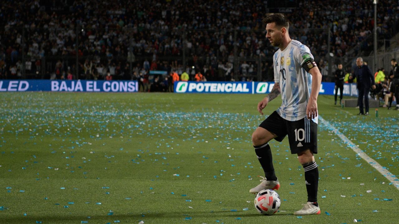 Lionel Messi controla la pelota durante el partido de fútbol de clasificación sudamericana para la Copa Mundial de la FIFA Qatar 2022 contra Brasil en el estadio San Juan del Bicentenario en San Juan, Argentina. | Foto:JUAN MABROMATA / AFP