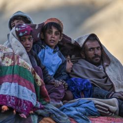 Los kuchis afganos, nómadas pashtunes que llevan un estilo de vida nómada de pastoreo, se apiñan con mantas mientras viajan en la parte trasera de un camión por una carretera en las afueras de Gardez, provincia de Paktika. | Foto:HECTOR RETAMAL / AFP