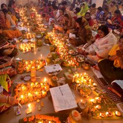 Devotas hindúes se sientan a orar con incienso y lámparas de aceite durante el Rakher Upobash, un festival religioso de ayuno, en un templo, en Dhaka, Bangladesh. | Foto:Xinhua/Str