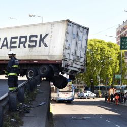 Un camión quedó sin freno y cayó en el acceso a la General Paz a la altura de Liniers. | Foto:Télam/Daniel Dabove