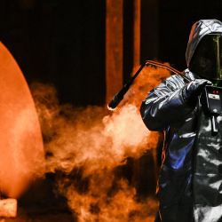 Un empleado toma una muestra en el horno de la planta de ThyssenKrupp en Duisburgo, al oeste de Alemania. | Foto:INA FASSBENDER / AFP