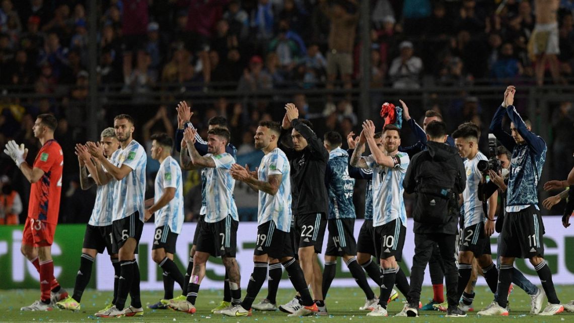 Players of Argentina applaud the crowd after drawing 0-0 with Brazil in a South American qualification football match for the FIFA World Cup Qatar 2022 at the San Juan del Bicentenario stadium in San Juan, Argentina, on November 16, 2021. 