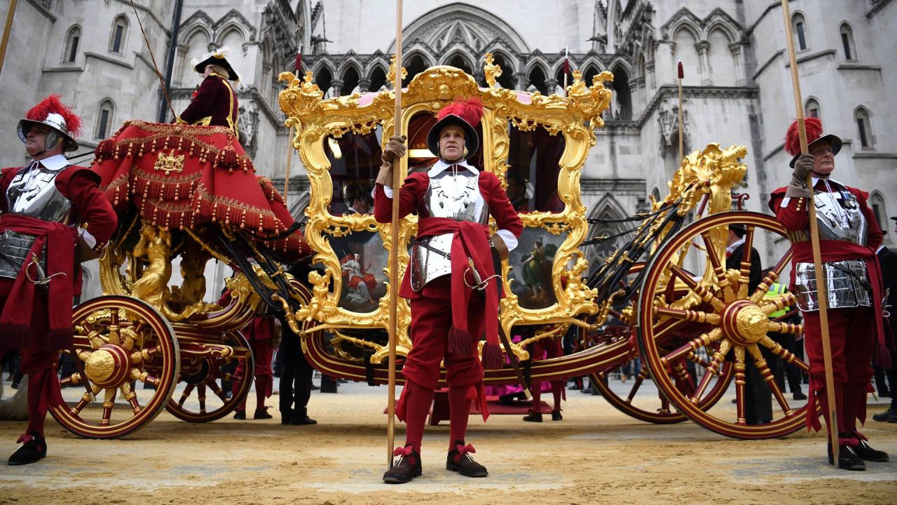 La carroza de Estado del Lord Mayor es fotografiada frente a los Tribunales Reales de Justicia durante el espectáculo anual del Lord Mayor por las calles de la ciudad de Londres. | Foto:DANIEL LEAL / AFP