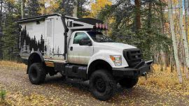 Montado sobre una imponente Ford F-750, el modelo equipa neumáticos Goodyear 385/65R22.5 con un sistema de inflado semiautomático.