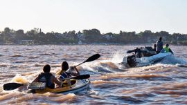 Los kayakistas rosarinos exigen poder navegar de manera segura por el río Paraná.